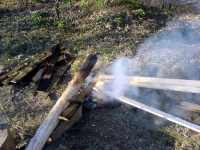 Opalování dřeva kůlu na sloupek branky