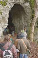 Výletníci přicházejí k jeskyni Kostelík. Václav Cílek: Býčí skála, 23.11.2006, exkurze FaVU