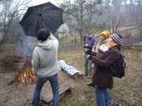 Pavel zavírá deštník u ohně, Soběšice, 15.3.2009