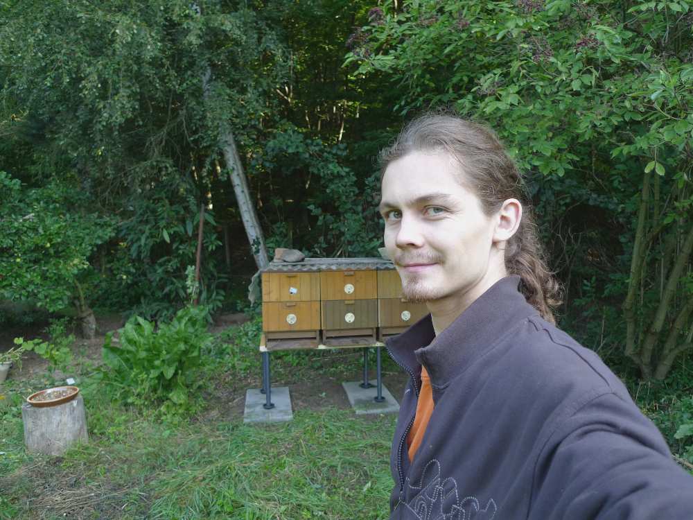 Právě jsme dovezli včely - šťastný mladý včelař Karpíšek začátečník, srpen 2009