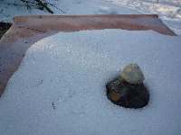 Ekologické umění - kameny a sníh na plátně, Soběšice, březen 2009