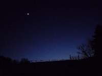Měsíc a retrográdní Venuše večer nad ohradou, Soběšice, březen 2009