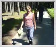 3gp video zdarma: Barunka na cestě z lesa v Třešti brouká Europe - 460KB