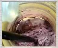 3gp video zdarma: Příprava olejové barvy z přírodního pigmentu z lomu v Rudici, .3.2007 - 361KB