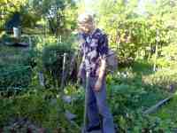 Pavel Pražák na své zahradě na Kraví hoře