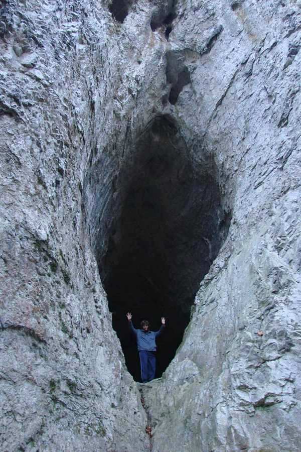 Jan Karpíšek v ústí jeskyně Jáchymka