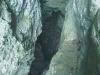 Skalní rozsedlina, pohled směrem do jeskyně Jáchymka z jejího ústí. Václav Cílek: Býčí skála, 23.11.2006, exkurze FaVU