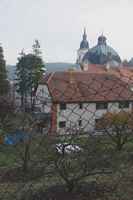 Pohled ke křtinskému kostelu Jména P. Marie. Václav Cílek: Býčí skála, 23.11.2006, exkurze FaVU