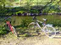 Moje a kámoše Pavla kola na břehu řeky Svitavy, výlet na kolech do Bílovic, 25.4.2007