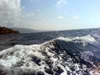 Vlna na moři u Tossa de Mar, projížďka lodí - Španělsko