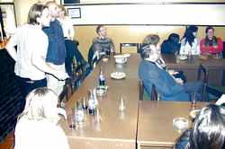 Pohled do publika - mezi stoly sedící pár jsou prarodiče M.L.Š.